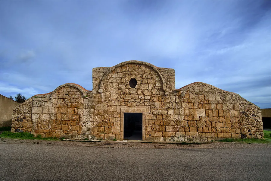 The stone façade of the church of San Giovanni reflects the three barrel-vaulted naves.