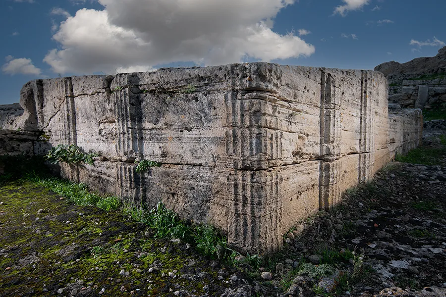 The base of the "Doric Half-Columns Temple" in Tharros. 