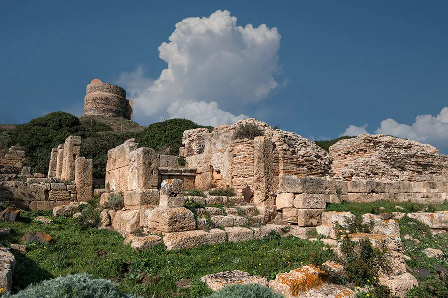 In Temple K, the altar was topped by an Egyptian gorge cornice in the Punic style. In the background is the San Giovanni tower.