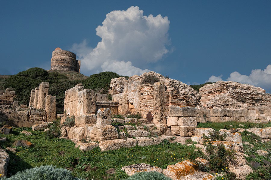 In Temple K, the altar was topped by an Egyptian gorge cornice in the Punic style. In the background is the San Giovanni tower. In Temple K, the altar was topped by an Egyptian gorge cornice in the Punic style. In the background is the San Giovanni tower.