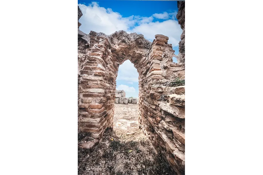 A pointed doorway from the furnace (praefurnium) in a bath complex in Tharros.