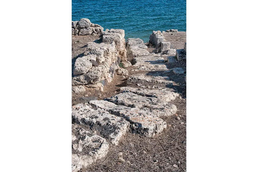 A sewer conduit (cloaca) runs toward the sea.